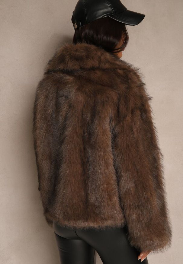 Renee - Brązowa Kurtka Futerko o Jednorzędowym Kroju z Szerokim Kołnierzem Dezile. Kolor: brązowy. Materiał: futro. Styl: klasyczny