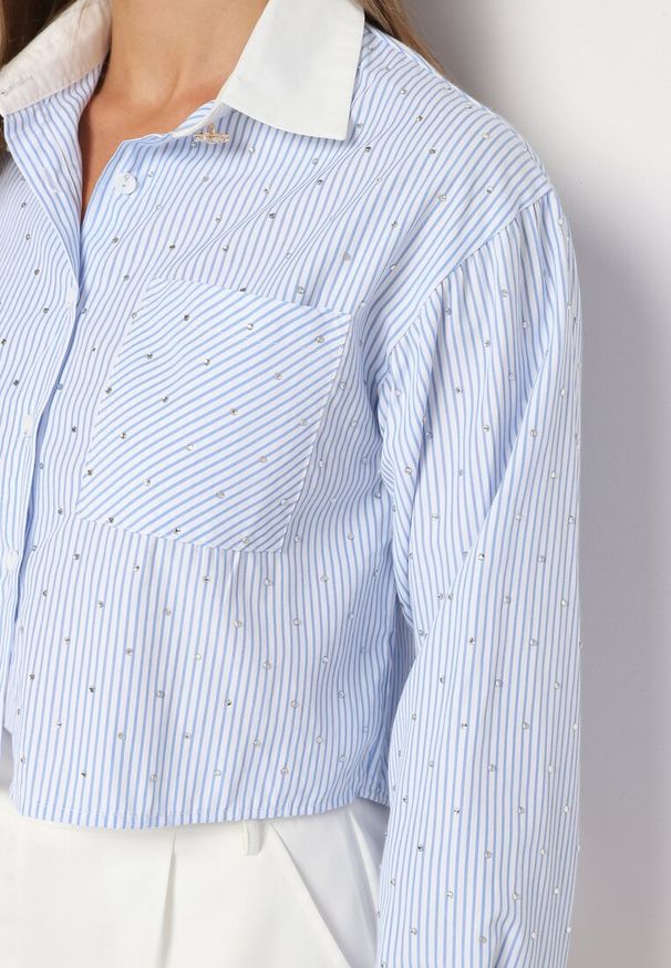 Born2be - Niebieska Krótka Koszula z Długim Rękawem Ozdobiona Cyrkoniami Mevima. Okazja: na spotkanie biznesowe, do pracy. Typ kołnierza: dekolt w kształcie V, kołnierzyk klasyczny. Kolor: niebieski. Materiał: materiał. Długość rękawa: długi rękaw. Długość: krótkie. Wzór: aplikacja. Styl: klasyczny, biznesowy