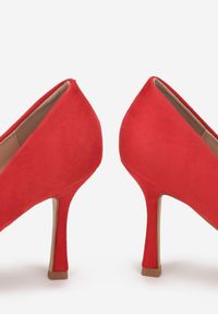 Born2be - Czerwone Szpilki Phinobe. Nosek buta: szpiczasty. Kolor: czerwony. Materiał: zamsz. Wzór: aplikacja, gładki. Obcas: na szpilce. Styl: klasyczny #2