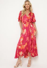 Born2be - Fuksjowo-Pomarańczowa Sukienka z Kopertowym Dekoltem z Materiałowym Paskiem i Gumką w Talii Vikiama. Okazja: na imprezę. Kolor: różowy. Materiał: materiał. Typ sukienki: kopertowe. Styl: elegancki, sportowy #5