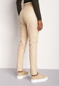 Renee - Jasnobeżowe Spodnie Phoebice. Stan: podwyższony. Kolor: beżowy. Długość: długie. Wzór: aplikacja. Styl: klasyczny #3