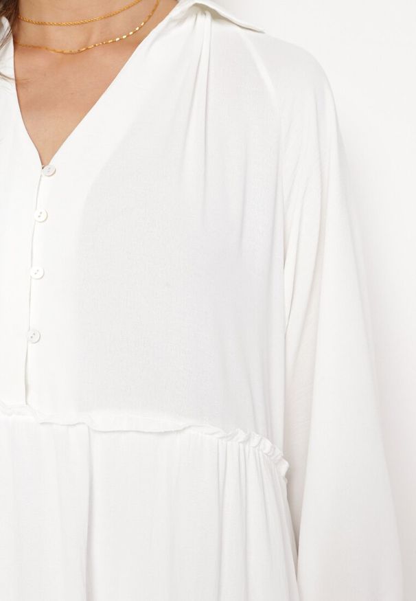 Born2be - Biała Sukienka Maxi Rozkloszowana z Kołnierzykiem i Falbankami Eweneme. Typ kołnierza: kołnierz z falbankami. Kolor: biały. Typ sukienki: rozkloszowane. Długość: maxi