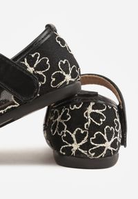 Born2be - Czarne Siateczkowe Balerinki z Paskiem na Rzep i Haftowanymi Kwiatkami Nasella. Okazja: na uczelnię. Zapięcie: rzepy. Kolor: czarny. Wzór: haft, kwiaty #6