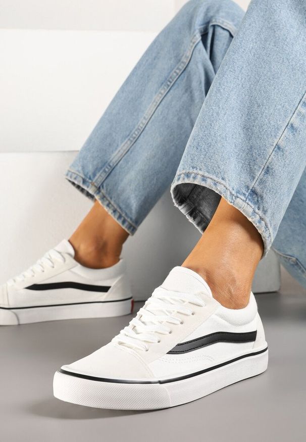 Born2be - Biało-Czarne Tenisówki z Ozdobną Naszywką i Przeszyciami Buildoria. Okazja: na co dzień. Zapięcie: zamek. Kolor: biały. Materiał: jeans. Wzór: aplikacja. Styl: casual