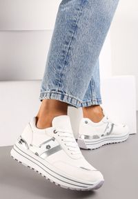 Renee - Białe Sneakersy z Dekoracyjnymi Wstawkami na Platformie w Paski Letorra. Zapięcie: pasek. Kolor: biały. Materiał: jeans. Wzór: paski. Obcas: na platformie #1