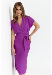 Stylove - Elegancka sukienka z kołnierzem śliwkowa. Okazja: na co dzień, na spotkanie biznesowe, na randkę. Materiał: guma, tkanina, elastan. Wzór: kolorowy. Typ sukienki: kopertowe, proste, dopasowane. Styl: elegancki. Długość: midi