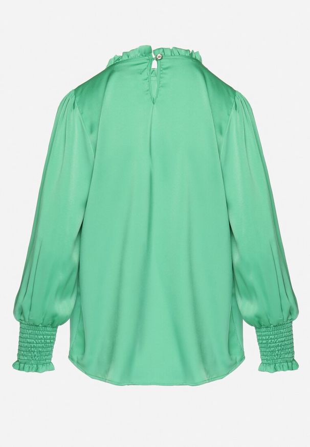 Born2be - Zielona Bluzka z Lekko Rozszerzanym Dołem i Ozdobnymi Marszczeniami Faelwenia. Kolor: zielony. Materiał: bawełna. Sezon: jesień