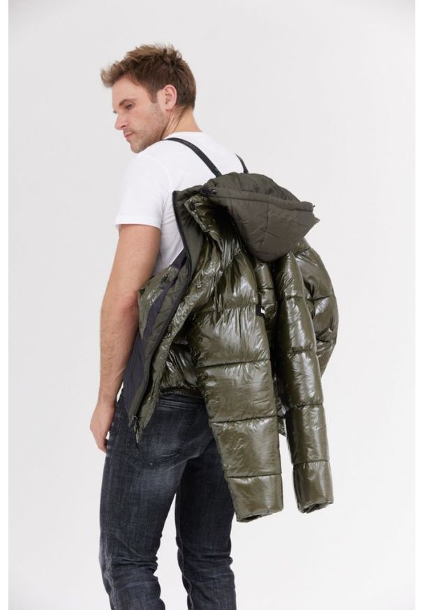 Invicta - INVICTA Zielona męska błyszcząca kurtka puchowa z kapturem, Rozmiar XXL. Typ kołnierza: kaptur. Kolor: zielony. Materiał: puch