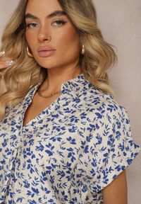Renee - Biało-Granatowa Bluzka z Bawełną o Kroju Koszuli Ozdobiona Falbankami Rissaila. Typ kołnierza: kołnierz z falbankami. Kolor: biały. Materiał: bawełna. Wzór: aplikacja. Sezon: lato, wiosna
