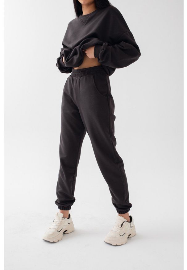 Marsala - Spodnie dresowe typu jogger w kolorze DARK TRUFFLE - DISPLAY. Stan: podwyższony. Materiał: dresówka. Styl: elegancki
