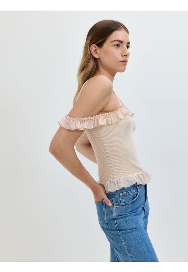 Reserved - Top z opadającym ramiączkiem - beżowy. Kolor: beżowy. Materiał: prążkowany, wiskoza, dzianina. Długość rękawa: na ramiączkach. Wzór: ze splotem
