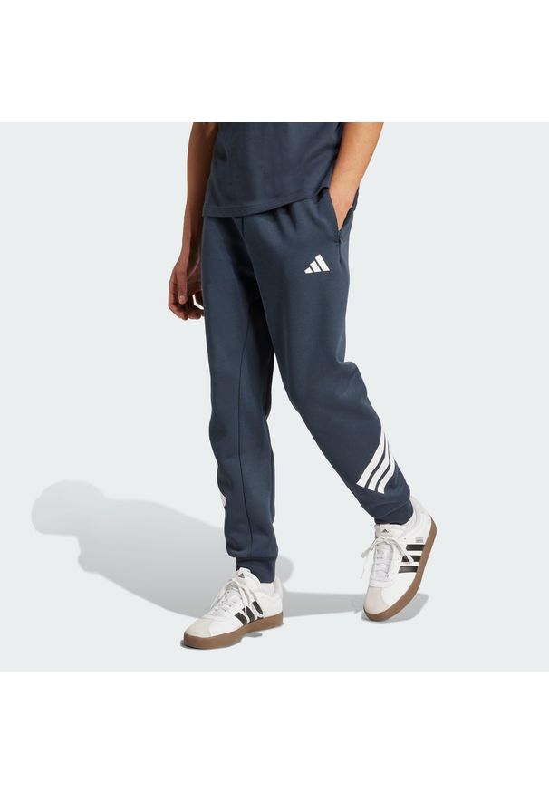 Adidas - Spodnie Future Icons z 3 paskami. Kolor: fioletowy. Materiał: materiał. Sport: fitness