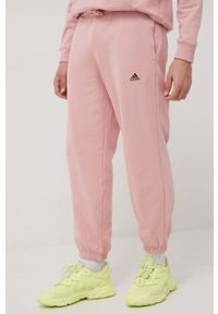 Adidas - adidas spodnie bawełniane męskie kolor różowy z nadrukiem. Kolor: różowy. Materiał: bawełna. Wzór: nadruk