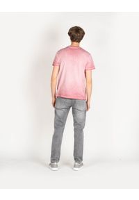Pepe Jeans T-shirt "West Sir" | PM504032 | West Sir | Mężczyzna | Różowy. Okazja: na co dzień. Kolor: różowy. Materiał: bawełna. Wzór: aplikacja, nadruk. Styl: casual