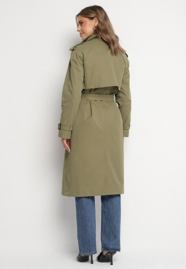 Born2be - Ciemnozielony Płaszcz Trencz z Wiskozą o Klasycznym Kroju z Paskiem Mabbea. Okazja: na co dzień. Kolor: zielony. Materiał: wiskoza. Długość rękawa: długi rękaw. Długość: długie. Styl: klasyczny