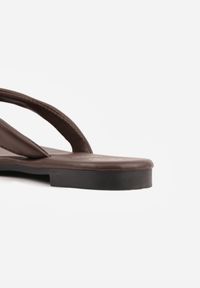 Born2be - Brązowe Klapki Japonki z Imitacji Skóry na Płaskiej Podeszwie w Klasycznym Stylu Evadise. Okazja: na co dzień. Kolor: brązowy. Materiał: skóra. Sezon: wiosna, lato. Obcas: na płaskiej podeszwie. Styl: klasyczny #6