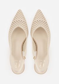 Renee - Ciemnobeżowe Szpilki Slingback z Ażurowymi Zdobieniami na Cholewce Tespeila. Kolor: beżowy. Materiał: wiskoza. Szerokość cholewki: normalna. Wzór: aplikacja, ażurowy. Sezon: lato. Obcas: na szpilce. Styl: elegancki, klasyczny #4