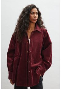 Marsala - Sztruksowa koszula typu oversize w kolorze BURGUNDY - GARNET-M/L. Materiał: sztruks. Długość rękawa: długi rękaw. Długość: długie. Styl: klasyczny #1