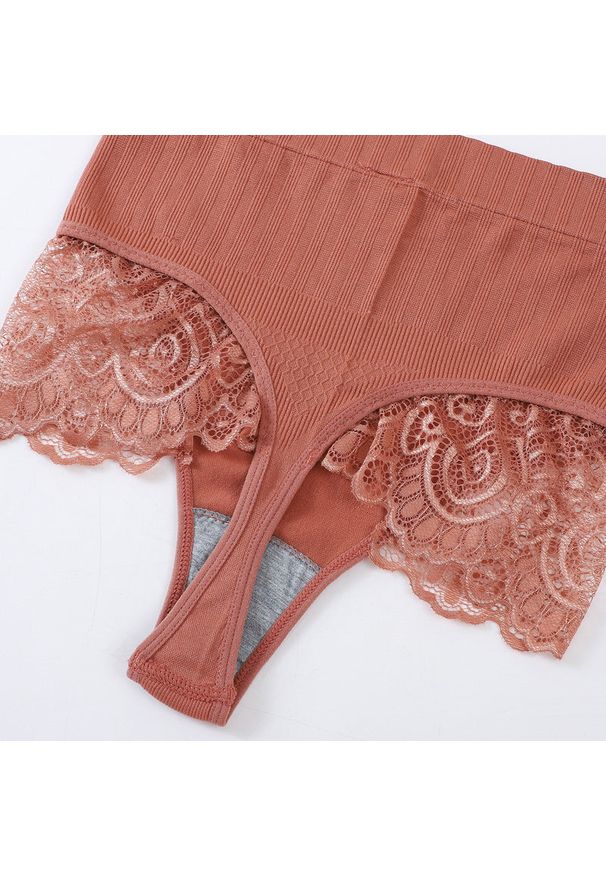 Intica - Stringi z wysokim stanem z delikatną koronką Lotte. Stan: podwyższony. Kolor: beżowy. Materiał: koronka. Wzór: koronka