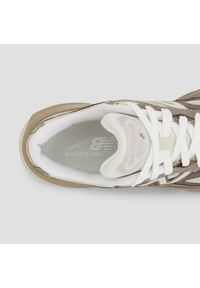 Buty unisex New Balance U990SG6 – beżowe. Kolor: beżowy. Materiał: syntetyk, materiał, zamsz, guma. Szerokość cholewki: normalna. Sport: bieganie #6