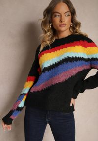 Renee - Czarny Sweter Ozdobiony Ukośnymi Paskami Zenstina. Okazja: na co dzień. Kolor: czarny. Materiał: jeans. Wzór: aplikacja. Styl: casual #5