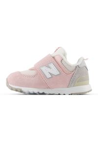 Buty niemowlęce New Balance NW574BKM – różowe. Okazja: na co dzień. Zapięcie: rzepy. Kolor: różowy. Materiał: skóra, guma. Szerokość cholewki: normalna. Model: New Balance 574. Sport: turystyka piesza #3