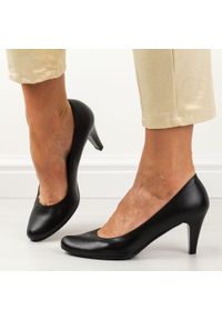 Czarne Polskie czółenka damskie Gregors 465. Okazja: na spotkanie biznesowe, na ślub cywilny, na wesele, na imprezę. Kolor: czarny. Materiał: skóra. Szerokość cholewki: normalna. Obcas: na szpilce. Styl: biznesowy, elegancki, klasyczny, wizytowy #1