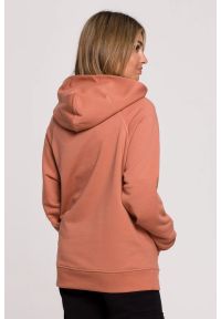 Sukienki.shop - Bluza z kapturem kangurek ceglasta bawełna premium. Okazja: na co dzień. Typ kołnierza: kaptur. Kolor: czerwony. Materiał: bawełna. Styl: casual #4