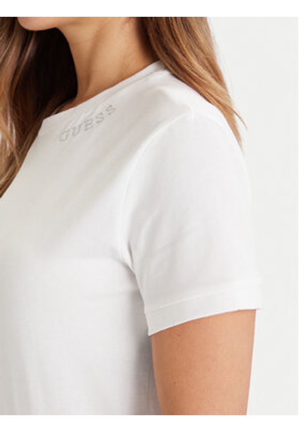 Guess T-Shirt V5BI12 K8FQ4 Biały Regular Fit. Kolor: biały. Materiał: bawełna