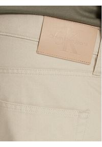 Calvin Klein Jeans Spodnie materiałowe J30J326263 Beżowy Straight Fit. Kolor: beżowy. Materiał: bawełna #3