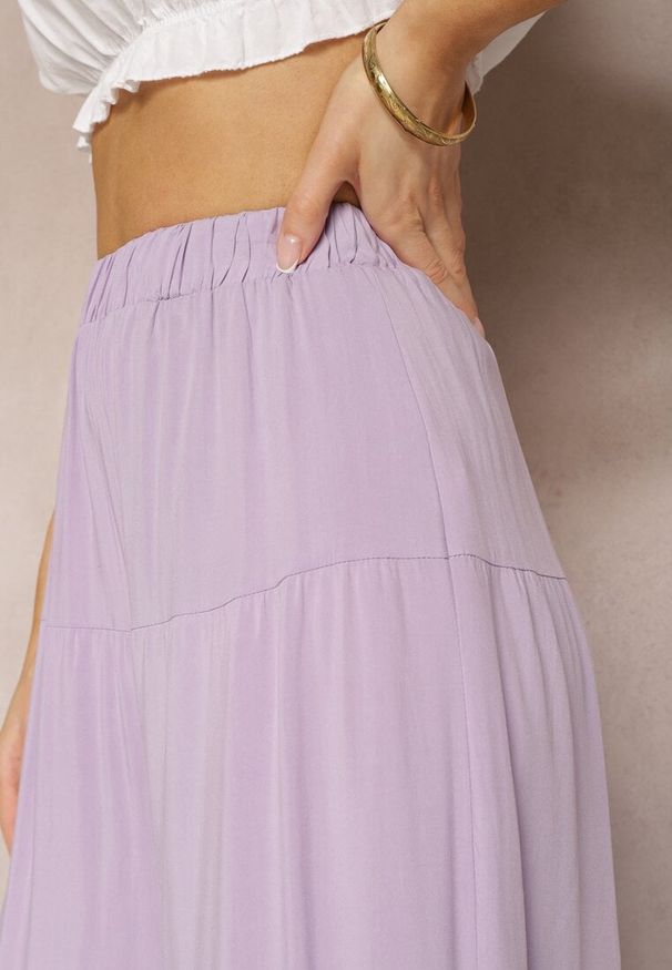 Renee - Fioletowe Spodnie z Szerokimi Nogawkami Palazzo z Falbankami i Gumką w Pasie Dimlin. Okazja: do pracy, na spotkanie biznesowe. Kolor: fioletowy. Materiał: materiał. Wzór: aplikacja. Styl: biznesowy, elegancki