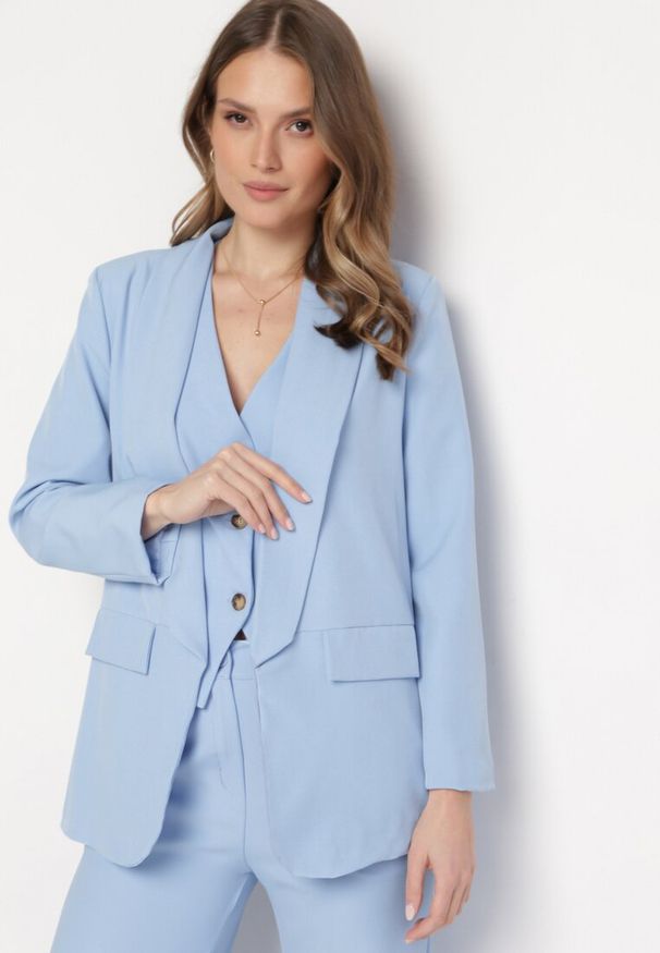 Born2be - Niebieska Niezapinana Marynarka z Klapami Imitującymi Kieszonki Asandra. Okazja: do pracy, na imprezę. Kolor: niebieski. Styl: elegancki