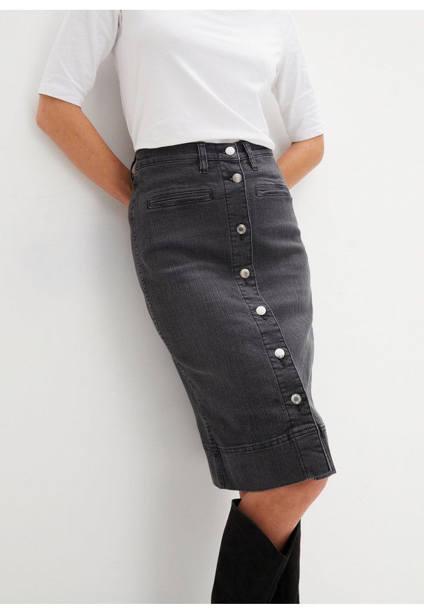 bonprix - Spódnica dżinsowa z ozdobnymi guzikami. Kolor: czarny. Styl: klasyczny