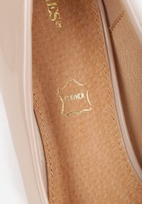 Renee - Beżowe Czółenka Lakierowane na Słupku z Wkładką ze Skóry Naturalnej Naorine. Okazja: do pracy, na spotkanie biznesowe. Kolor: beżowy. Materiał: skóra, lakier. Obcas: na słupku. Styl: wizytowy, biznesowy, elegancki #6