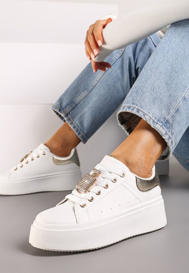 Renee - Biało-Złote Sneakersy na Platformie Ozdobione Cyrkoniami i Aplikacją 3D Daneria. Okazja: na co dzień. Nosek buta: okrągły. Zapięcie: sznurówki. Kolor: biały. Materiał: materiał, jeans. Wzór: aplikacja. Obcas: na platformie. Wysokość obcasa: niski