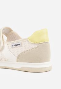 Renee - Beżowe Tenisówki Typu Sneakeriny Ozdobione Napisem Emirinne. Okazja: na co dzień. Zapięcie: rzepy. Kolor: beżowy. Wzór: aplikacja, napisy. Styl: casual, sportowy #9