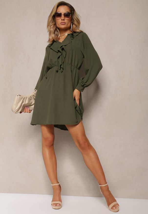 Renee - Zielona Mini Sukienka o Rozkloszowanym Fasonie z Falbankami i Gumką w Talii Beranzze. Typ kołnierza: kołnierz z falbankami. Kolor: zielony. Materiał: skóra. Długość rękawa: długi rękaw. Długość: mini