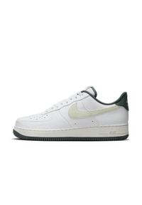 Buty do chodzenia męskie Nike Air Force 1 ’07 Lv8. Kolor: biały. Materiał: skóra. Szerokość cholewki: normalna. Model: Nike Air Force. Sport: turystyka piesza