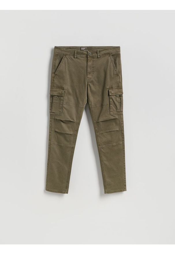 Reserved - Spodnie cargo slim fit - ciemnozielony. Kolor: zielony. Materiał: tkanina, bawełna