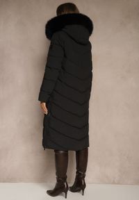 Renee - Czarna Pikowana Kurtka o Długim Kroju z Kapturem z Futrem Galianesa. Okazja: na spacer, na co dzień. Typ kołnierza: kaptur. Kolor: czarny. Materiał: futro. Długość: długie. Wzór: aplikacja. Styl: casual, elegancki #5
