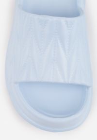 Renee - Jasnoniebieskie Klapki na Platformie Ozdobione Tłoczeniem Faerona. Okazja: na co dzień. Kolor: niebieski. Materiał: jeans. Wzór: aplikacja. Sezon: lato. Obcas: na platformie. Styl: casual #6