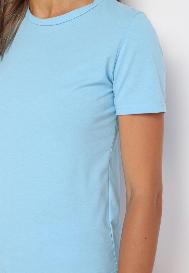 Born2be - Niebieski T-shirt z Krótkim Rękawem Elldora. Okazja: na co dzień. Kolor: niebieski. Materiał: jeans, bawełna. Długość rękawa: krótki rękaw. Długość: krótkie. Styl: casual