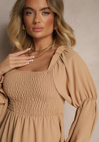 Renee - Beżowa Sukienka z Elastyczną Górą o Rozkloszowanym Kroju z Falbankami Savione. Typ kołnierza: kołnierz z falbankami. Kolor: beżowy. Materiał: tkanina #4