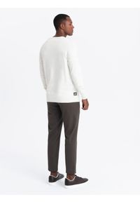 Ombre Clothing - Sweter męski raglan z prążkowanymi rękawami – biały V1 OM-SWSW-0144 - XXL. Okazja: na co dzień. Kolor: biały. Materiał: prążkowany. Długość rękawa: raglanowy rękaw. Wzór: aplikacja, ze splotem, prążki, jednolity. Styl: casual