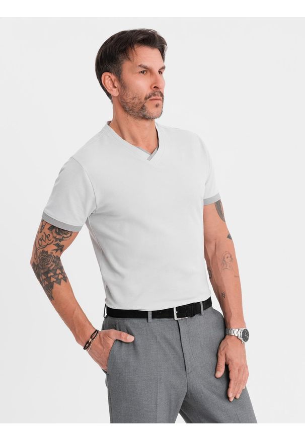 Ombre Clothing - T-shirt męski z kontrastowymi wstawkami i dekoltem w serek – jasnoszary V4 OM-TSCT-0198 - XXL. Okazja: na co dzień. Typ kołnierza: dekolt w serek. Kolor: szary. Materiał: dzianina, materiał, bawełna. Długość: krótkie. Styl: sportowy, casual