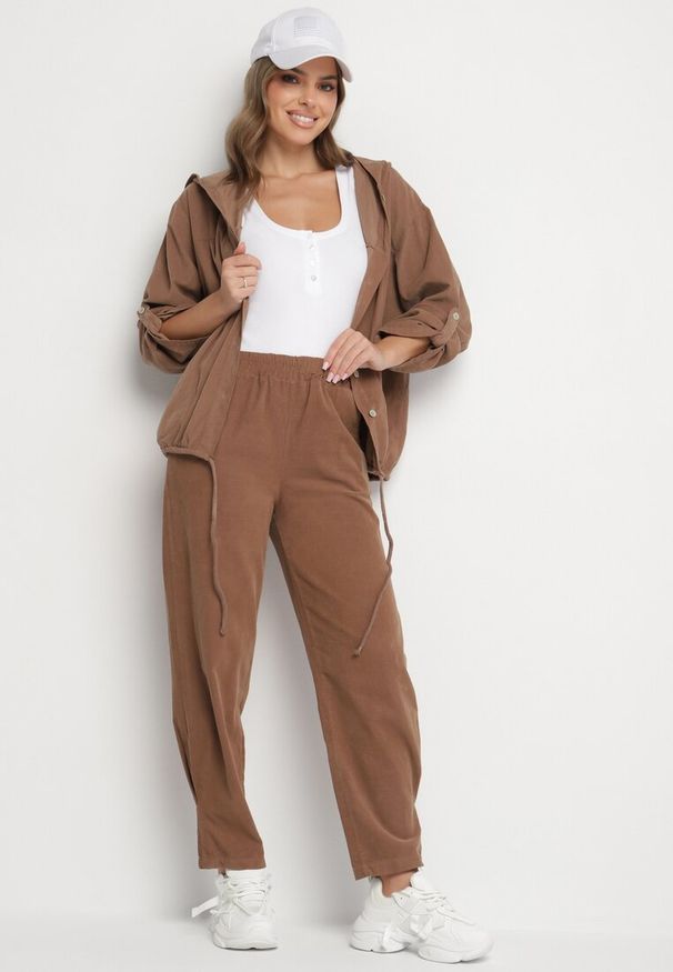 Born2be - Brązowe Bawełniane Spodnie z Wysokim Stanem Melili. Okazja: na co dzień, na spacer. Stan: podwyższony. Kolor: brązowy. Materiał: bawełna. Styl: casual, elegancki