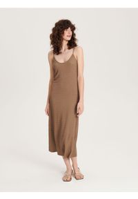 Reserved - Sukienka midi - oliwkowy. Kolor: oliwkowy. Materiał: dzianina. Typ sukienki: proste. Długość: midi #1