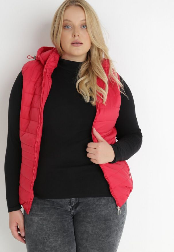 Born2be - Czerwona Kamizelka Pikowana Lass. Okazja: na co dzień. Kolekcja: plus size. Kolor: czerwony. Materiał: materiał. Długość rękawa: długi rękaw. Długość: długie. Styl: casual