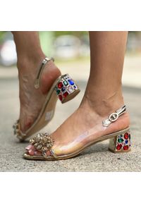 Sabatina - Złote przeźroczyste sandały damskie na obcasie z kryształami, transpar. Kolor: złoty. Materiał: skóra. Obcas: na obcasie. Wysokość obcasa: średni #1