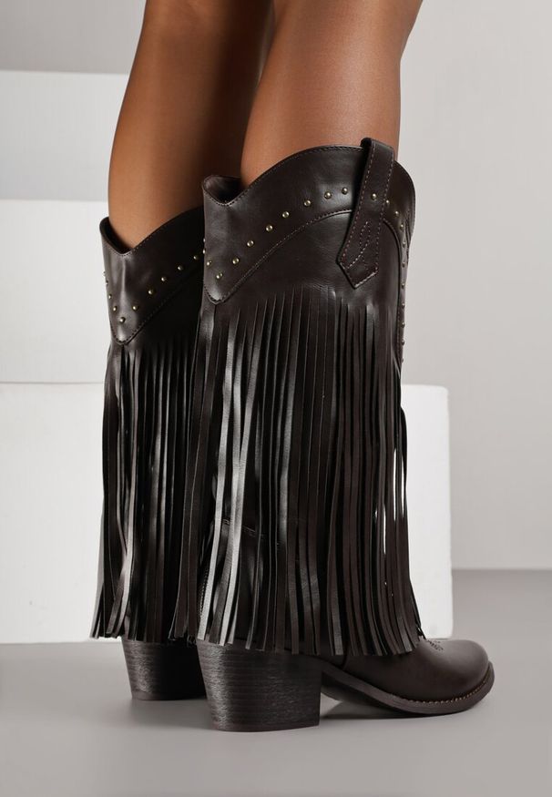 Born2be - Brązowe Botki Kowbojki na Obcasie Zdobione Nitami i Frędzlami Calles. Okazja: na co dzień. Kolor: brązowy. Materiał: satyna, jeans. Wzór: aplikacja. Obcas: na obcasie. Styl: boho, casual, elegancki. Wysokość obcasa: średni